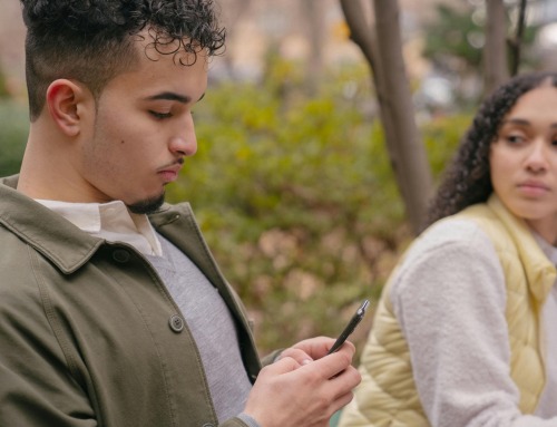 РЕВНОСТ ВЪВ ВРЪЗКАТА – КОГАТО РЕВНУВАТЕ ИЛИ ПАРТНЬОРЪТ ВИ РЕВНУВА. ПРИЧИНИ И СТРАТЕГИИ ЗА СПРАВЯНЕ